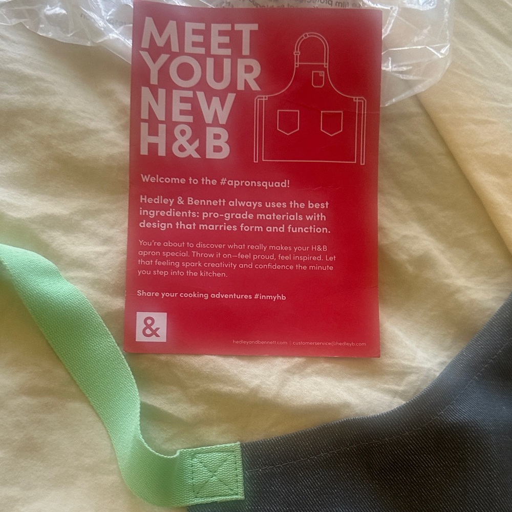 Hedley & Bennett Apron with Green Strap.
NEVER USED